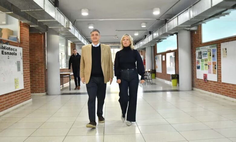 Jorge Macri camina junto a Mercedes Miguel, ministra de Educación de la Ciudad de Buenos Aires