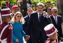 Nicolás Maduro y su esposa Cilia Flores llegan a la Asamblea Nacional para su ceremonia de juramento (AP Foto/Matías Delacroix)