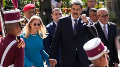 Nicolás Maduro y su esposa Cilia Flores llegan a la Asamblea Nacional para su ceremonia de juramento (AP Foto/Matías Delacroix)