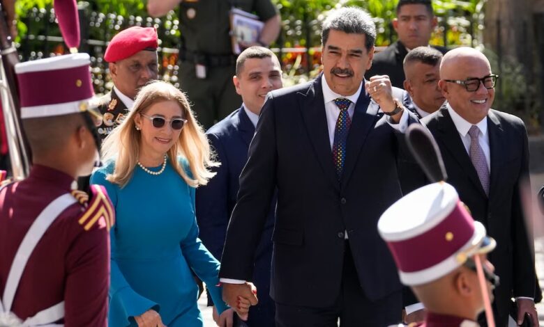 Nicolás Maduro y su esposa Cilia Flores llegan a la Asamblea Nacional para su ceremonia de juramento (AP Foto/Matías Delacroix)