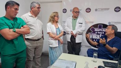 Mangione y el personal de salud del sur.