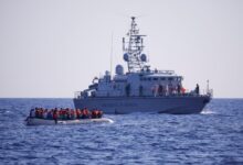 La patrullera italiana Guardia di Finanza llega para embarcar a los inmigrantes. Foto: REUTERS /Juan Medina