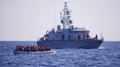 La patrullera italiana Guardia di Finanza llega para embarcar a los inmigrantes. Foto: REUTERS /Juan Medina