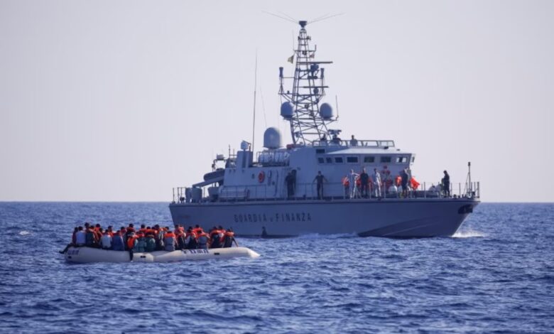 La patrullera italiana Guardia di Finanza llega para embarcar a los inmigrantes. Foto: REUTERS /Juan Medina