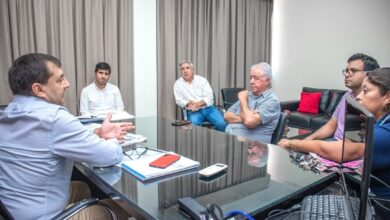 El intendente junto a los técnicos.