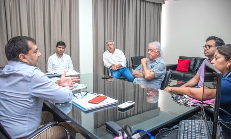 El intendente junto a los técnicos.