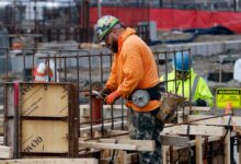 Vista de un trabajador de la construcción en Boston (AP Foto/Michael Dwyer/Archivo)