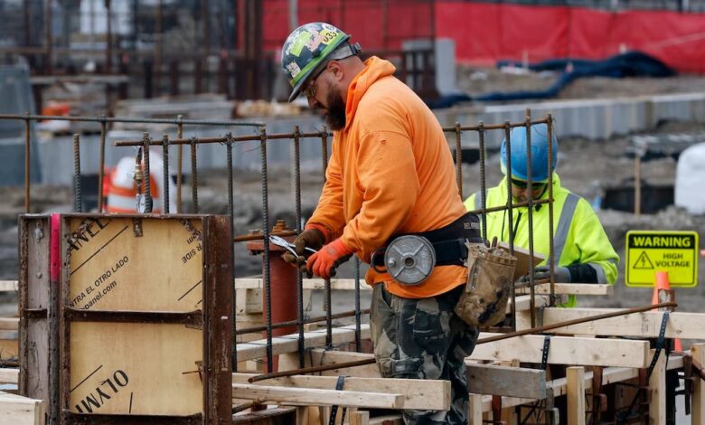 Vista de un trabajador de la construcción en Boston (AP Foto/Michael Dwyer/Archivo)