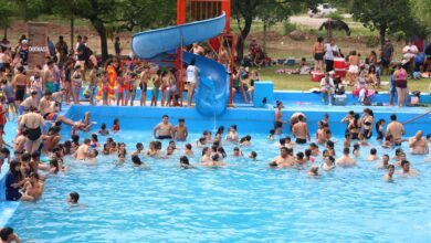 Con la presencia cientos de vecinos, el Intendente José María Issa inauguró el parque acuático "Ciudad de la Miel" en el Balneario Municipal.