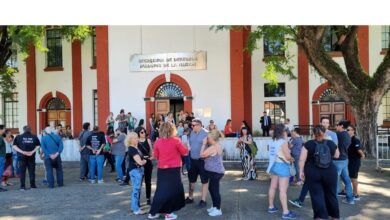 Los trabajadores de los espacios de memoria se presentaron a trabajar este jueves pero muchos no pudieron ingresar.