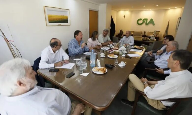 Caputo se reunirá con la Mesa de Enlace tras la baja de retenciones
