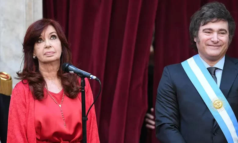 Cristina Kirchner critica a Milei por política cambiaria y destituciones