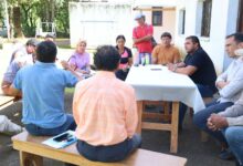 El intendente José María Issa y el nuevo responsable de Vialidad Provincial, ingeniero José Rodríguez, se reunieron con vecinos de Metán Viejo. Foto: Municipalidad de Metán