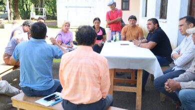 El intendente José María Issa y el nuevo responsable de Vialidad Provincial, ingeniero José Rodríguez, se reunieron con vecinos de Metán Viejo. Foto: Municipalidad de Metán
