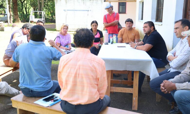 El intendente José María Issa y el nuevo responsable de Vialidad Provincial, ingeniero José Rodríguez, se reunieron con vecinos de Metán Viejo. Foto: Municipalidad de Metán