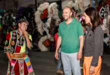 El intendente de Cerillos Enrique Borelli, junto a la Ministra de Turismo y Deportes de la Provincia, Manuela Arancibia, participaron de la cuarta jornada del Corso de Flores. Foto: Municipalidad de Cerrillos