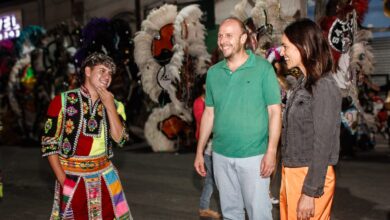 El intendente de Cerillos Enrique Borelli, junto a la Ministra de Turismo y Deportes de la Provincia, Manuela Arancibia, participaron de la cuarta jornada del Corso de Flores. Foto: Municipalidad de Cerrillos