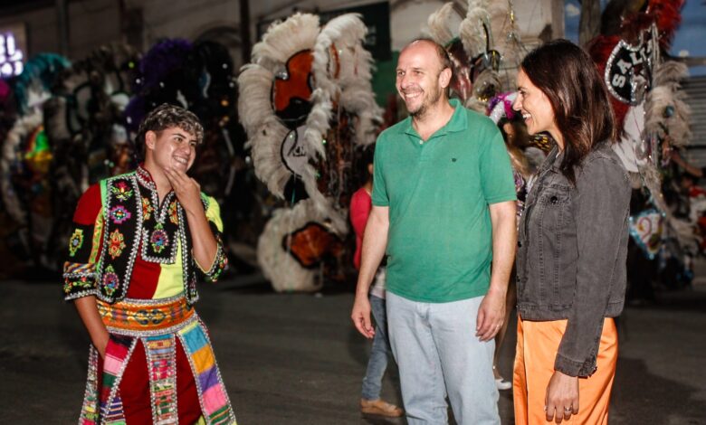 El intendente de Cerillos Enrique Borelli, junto a la Ministra de Turismo y Deportes de la Provincia, Manuela Arancibia, participaron de la cuarta jornada del Corso de Flores. Foto: Municipalidad de Cerrillos