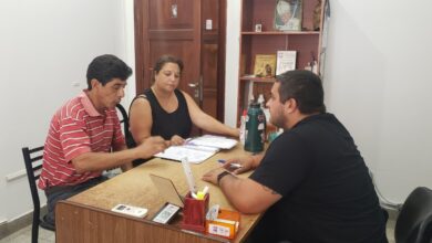 El intendente José María Issa y la responsable de Turismo del municipio, Cristina Muñoz, se reunieron con Carlos Párraga, representante del Team Párraga. Foto: Municipalidad de Metán