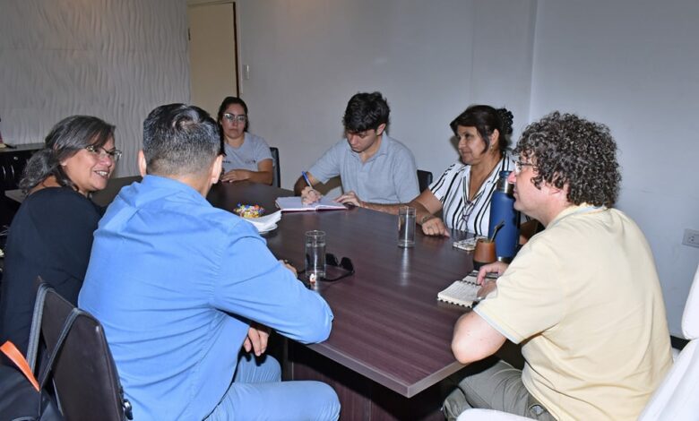 El intendente Carlos Rosso recibió al director general de EPJA, Adolfo Montenegro, y a la supervisora Nancy Altomare Sigler. Foto: Municipalidad de Güemes