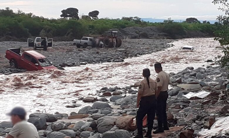 Metán: La Policía rescató a tres personas atrapadas en el Río de las Conchas