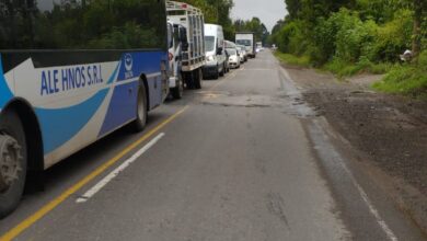 La Policía de Salta informa sobre el corte en la Ruta Nacional 68, lo que afecta el tráfico de vehículos y los servicios de transporte
