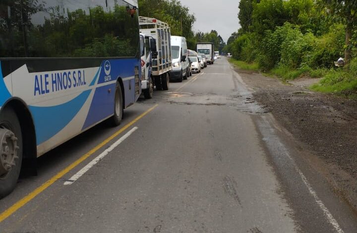 La Policía de Salta informa sobre el corte en la Ruta Nacional 68, lo que afecta el tráfico de vehículos y los servicios de transporte