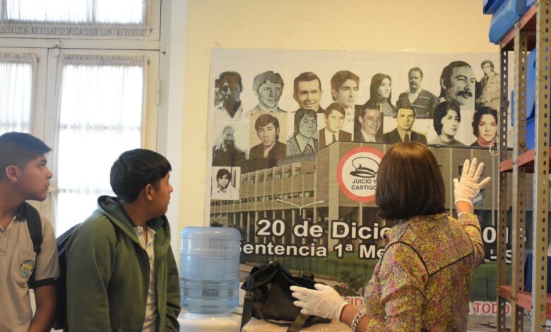 Estudiantes de Rosario de Lerma visitaron el Archivo Provincial de la Memoria.