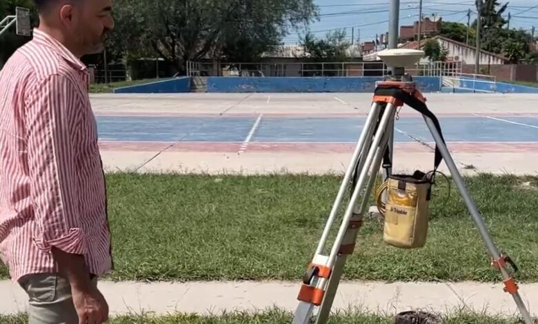 El director de Obras Publicas del municipio, Jose Mendez, superviso el estudio de nivelación.