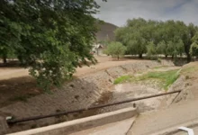 Vecinos exigen la intervención de Aguas del Norte para garantizar el acceso al agua, debido al abandono de una obra cerca del canal Tinkunaku.