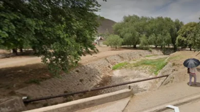 Vecinos exigen la intervención de Aguas del Norte para garantizar el acceso al agua, debido al abandono de una obra cerca del canal Tinkunaku.