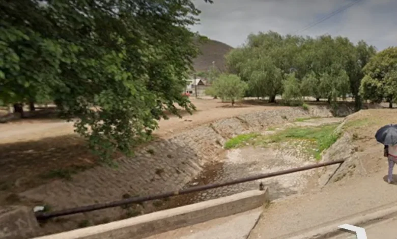 Vecinos exigen la intervención de Aguas del Norte para garantizar el acceso al agua, debido al abandono de una obra cerca del canal Tinkunaku.