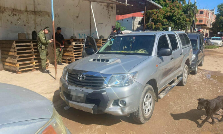 Efectivos de la Sección "Aguas Blancas" del Escuadrón 20 "Orán" rescataron a dos menores, de 7 y 10 años, que estaban encerrados en una camioneta Toyota Hilux.