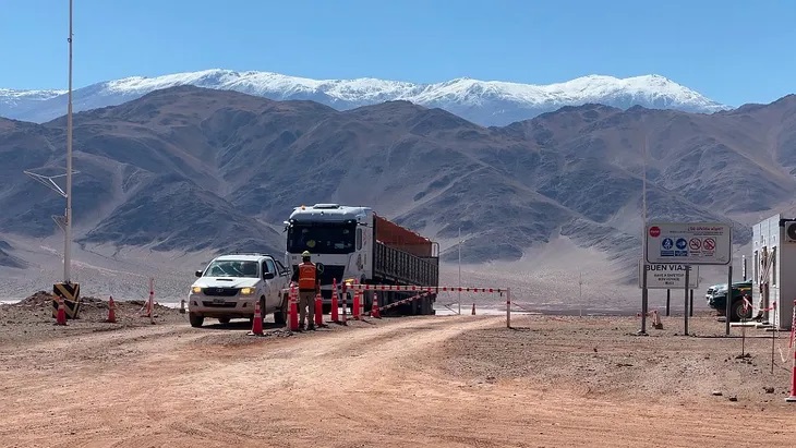 El proyecto está ubicado a una altitud de 3.900 metros en el área del Salar Centenario Ratones en Los Andes. Foto: Ámbito Financiero