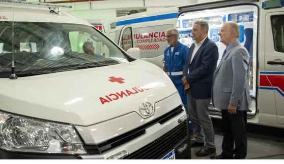 El Gobierno entregó tres nuevas ambulancias al SAMEC