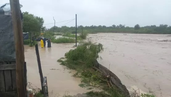 La Policía de Salta y la Municipalidad de San Lorenzo brindaron asistencia a las familias afectadas por el temporal en la zona