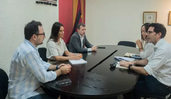 La ministra de Turismo, Manuela Arancibia, encabezó una reunión con Rentas y el sector turístico para evaluar la situación impositiva de las agencias de viaje.