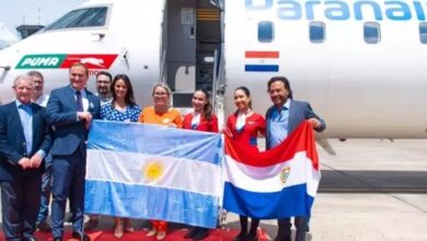 El primer vuelo aterrizó en el Aeropuerto Internacional Martín Miguel de Güemes a las 15:00 y fue recibido por el gobernador Gustavo Sáenz. Foto: Gobierno de Salta