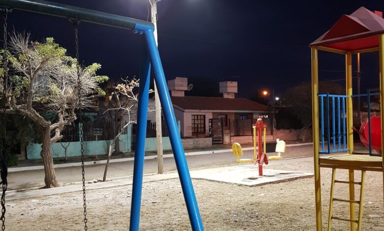 La Municipalidad trabaja para restaurar la iluminación en plazas afectadas por el robo de cables. Foto: Municipalidad de Güemes