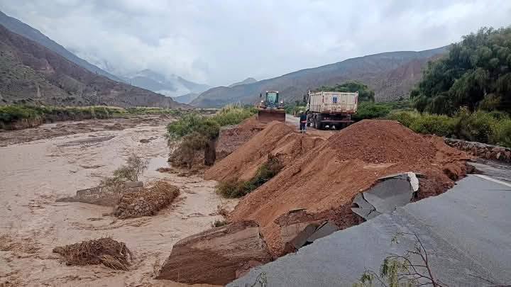 Las intensas lluvias del fin de semana y la madrugada del lunes agravaron la crítica situación de la Ruta 51, causando severos daños en varios tramos. Foto: RR SS