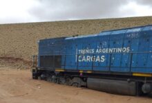 Las lluvias en la Puna provocaron deslizamientos de tierra que dañaron las vías del Tren a las Nubes, lo que llevó a la suspensión del servicio. Foto: RR SS