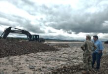 El operativo incluye maniobras para estabilizar el cauce y reforzar los márgenes erosionados. Foto: RR SS