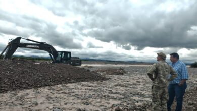 El operativo incluye maniobras para estabilizar el cauce y reforzar los márgenes erosionados. Foto: RR SS
