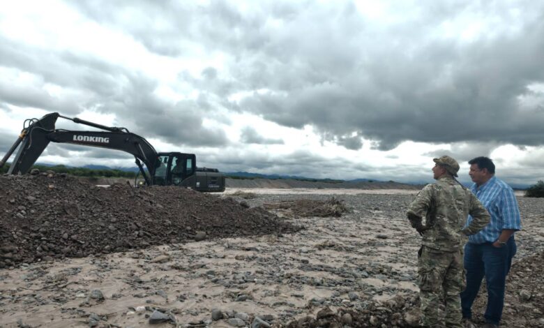 El operativo incluye maniobras para estabilizar el cauce y reforzar los márgenes erosionados. Foto: RR SS