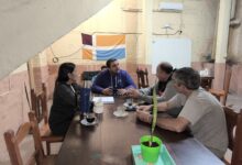 El intendente José María Issa, la directora de Deportes, Carolina Prado, y los representantes de la escuela, acordaron la continuidad de la disciplina con el respaldo del municipio. Foto: Municipalidad de Metán
