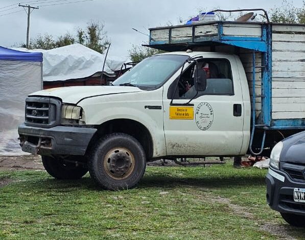 El camión infraccionado, con logo de la Municipalidad de La Caldera.