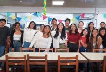 Las coordinadoras del Merendero junto a los estudiantes que colaboran.