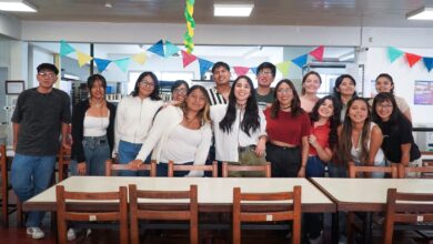 Las coordinadoras del Merendero junto a los estudiantes que colaboran.
