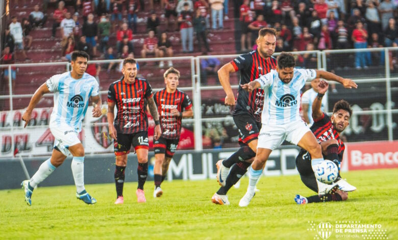 El Keko Daniel Villalva cuida la pelota ante la marca de Gallucci y Moreyra.