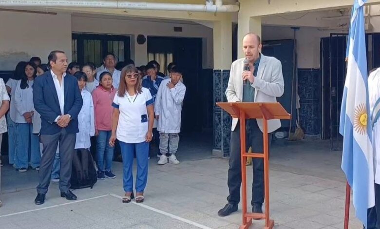 El intendente Enrique Borelli, participó del inicio del ciclo lectivo en la escuela Villa Los Tarcos, donde también inauguró las obras de refacción realizadas en el establecimiento. Foto: RR SS